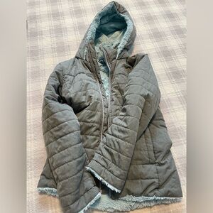 Girls North Face jacket Size 7/8. Grey and blue.